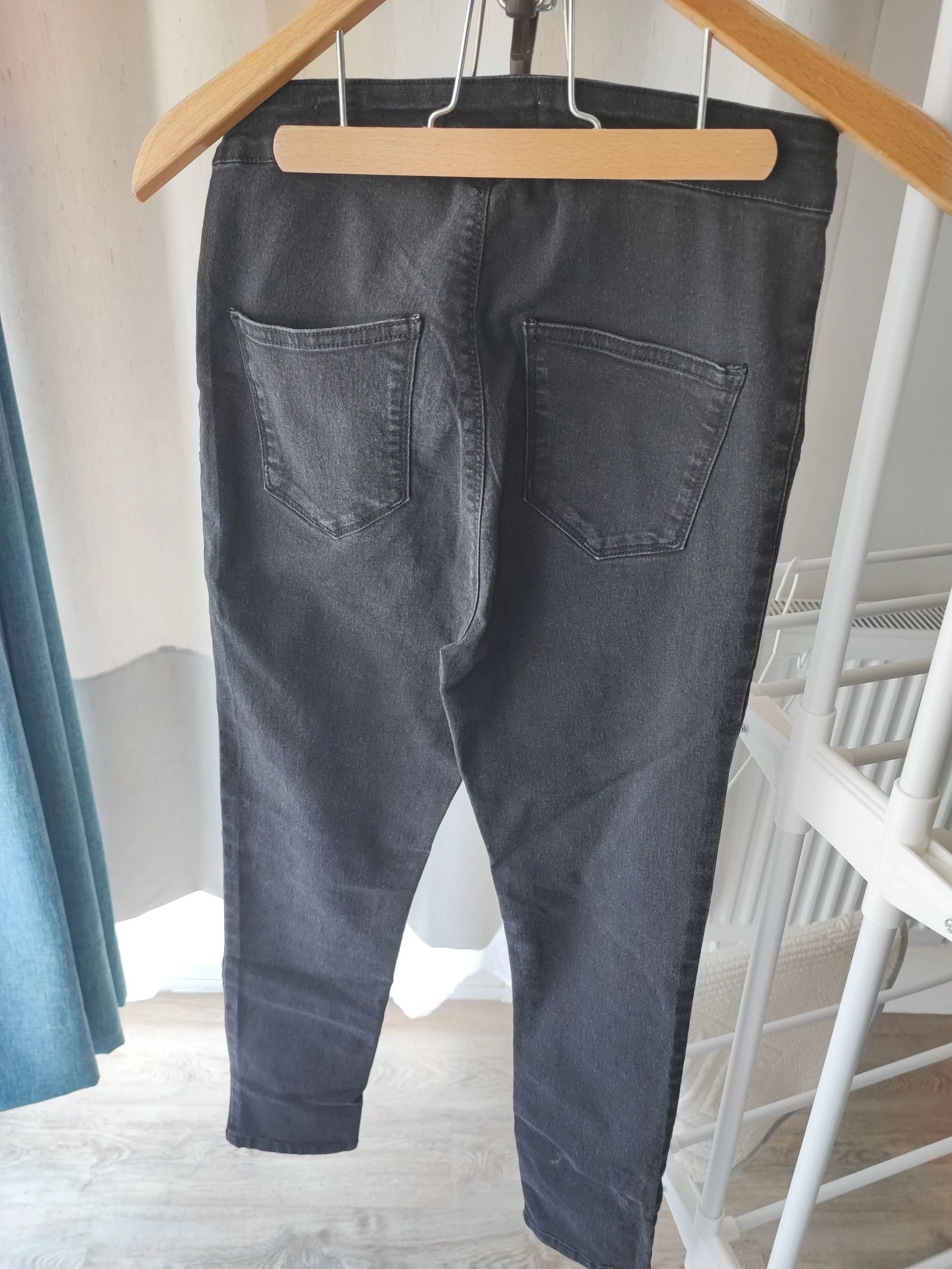 Calça jeans preta corte slim – photo 3